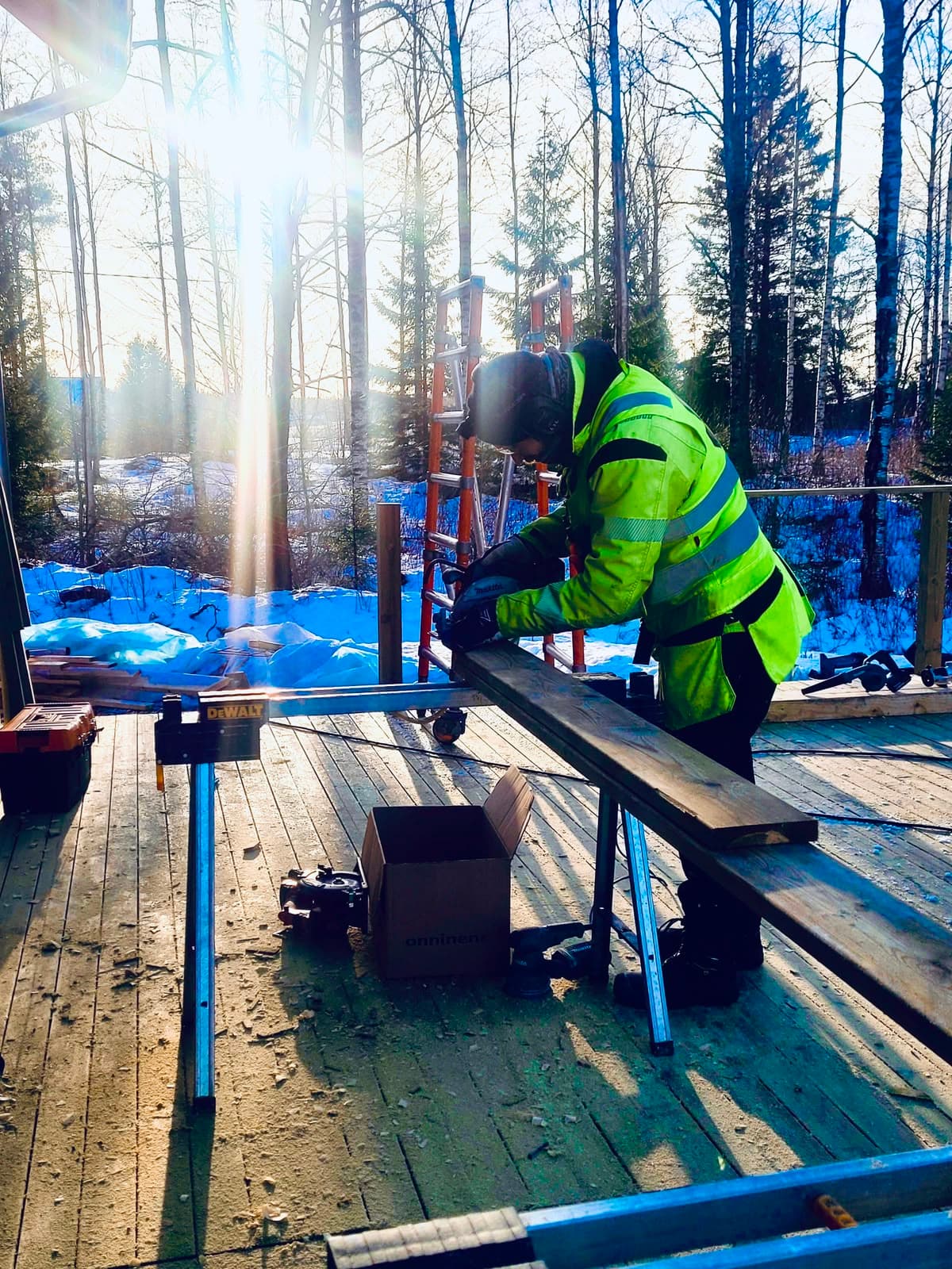 Rakennustyötä terassilla talvisessa auringonvalossa